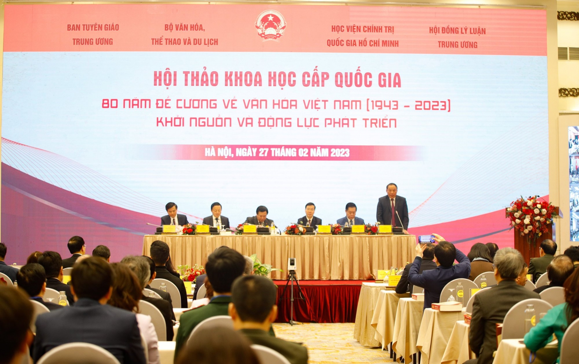 纪念《越南文化纲要》颁布80周年（1943-2023）图片展开幕式于2月27日上午在河内国际会议中心隆重举行。图自baochinhphu.vn