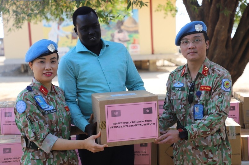 越南四号二级野战医院代表向南苏丹人民赠送礼物。图自人民报