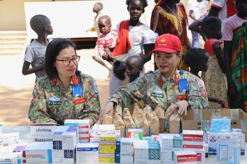 越南四号二级野战医院准备药品，以赠送给当地人民。图自人民报