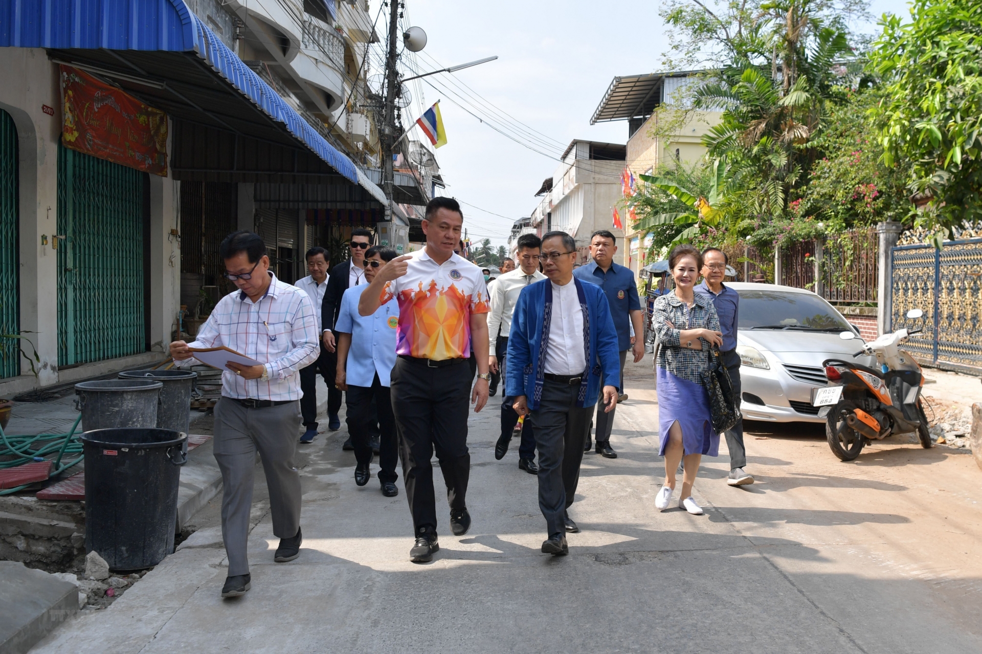 潘志成大使与乌隆府乌隆市市长塔那通（Thanadorn Phuttharaksa）视察了设在乌隆市的越南街项目的实施进度。图自越通社