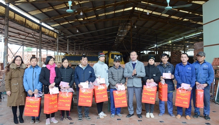 各组织和团体赠送春节慰问品。