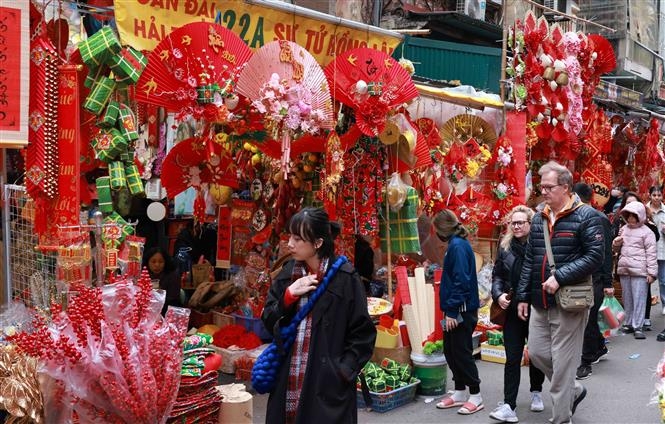 龙年新春即将来临，人们都盼望着春节的到来，祝福大家过上一个欢乐、温馨、健康、祥和的春节。