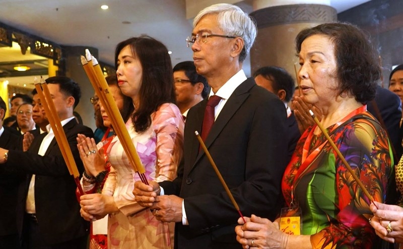 海外越南人代表在守德市隆平郡民族历史文化公园雄王纪念区参加上香仪式。图自laodong.vn