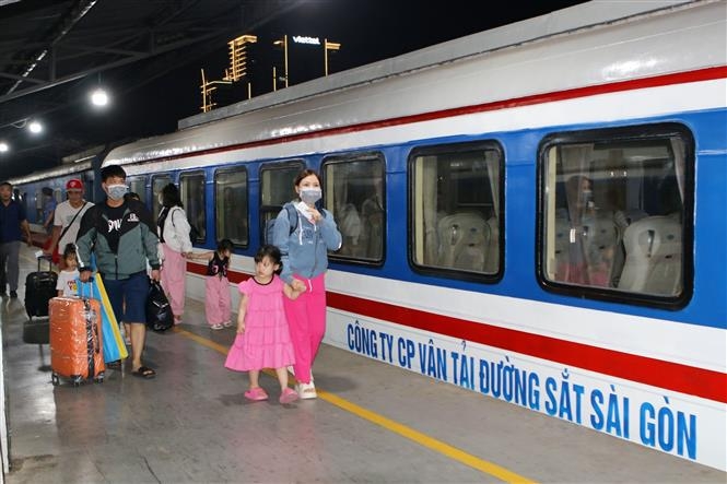 胡志明市春节列车送工人返乡过年。