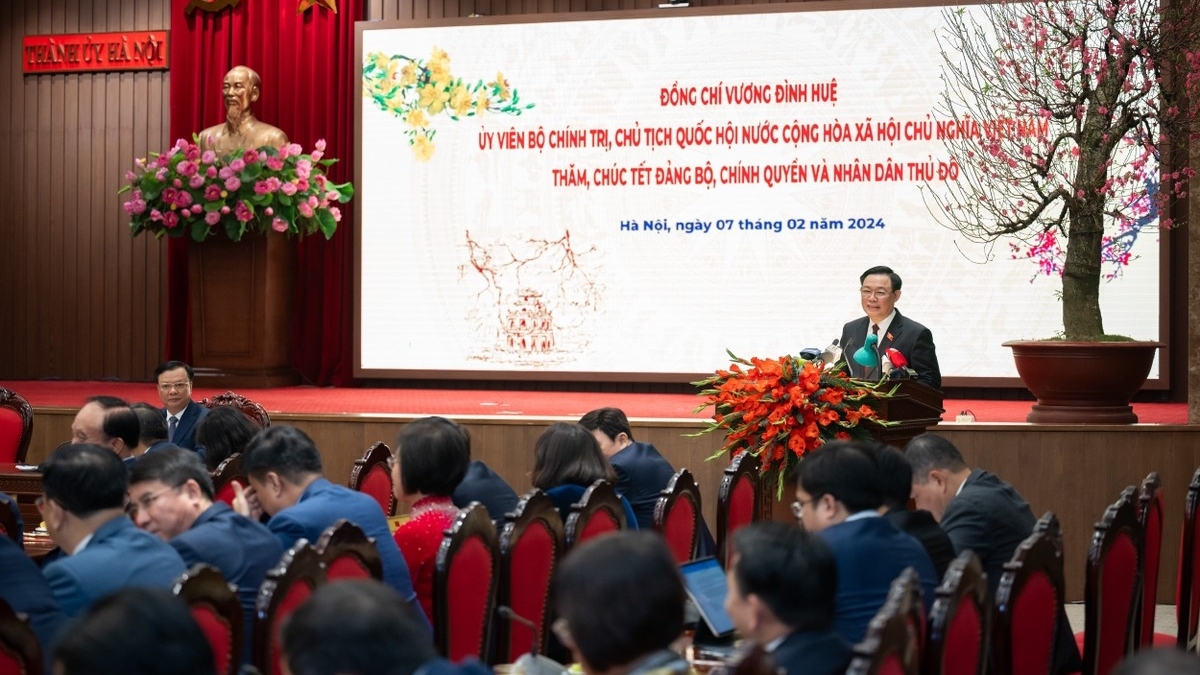 国会主席王廷惠向河内党委和政府以及人民拜年