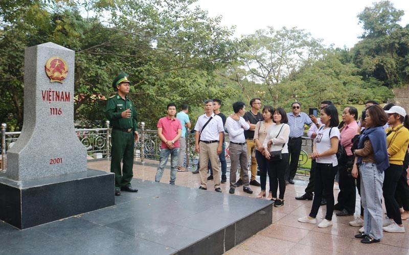 游客参观谅山省友义国际口岸1116号界碑。