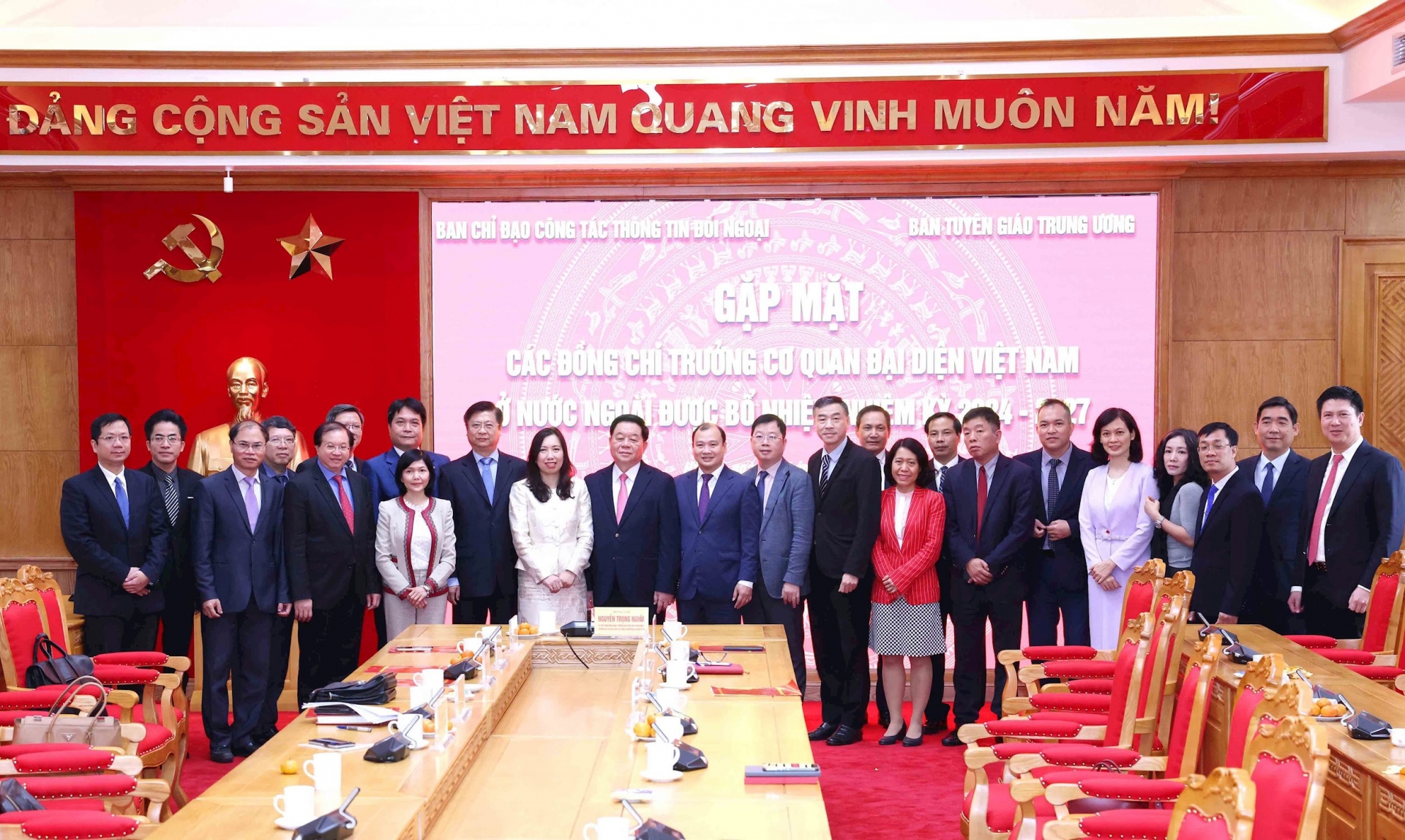   越共中央宣教部部长阮仲义与各位驻外使节合影。