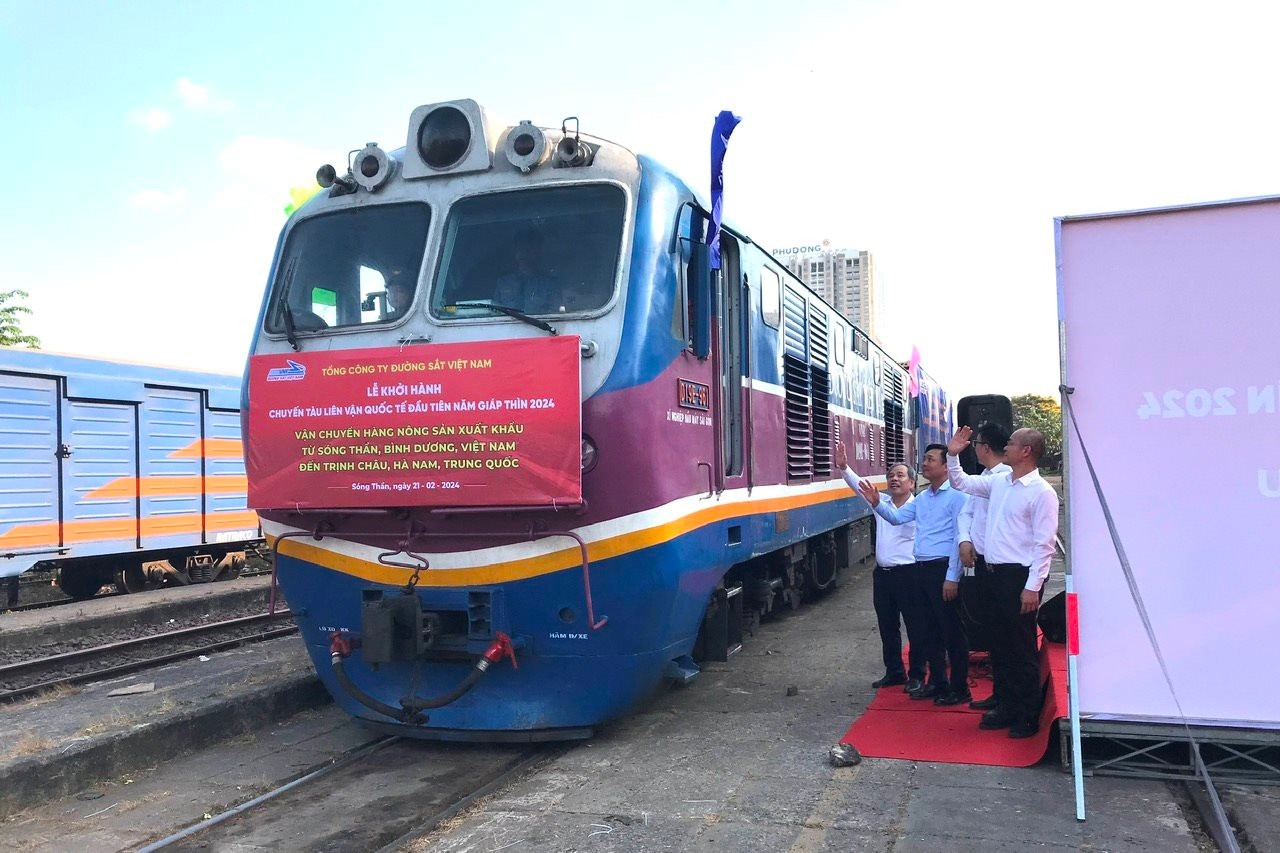农历新年首趟国际联运列车运载越南农产品出口中国。