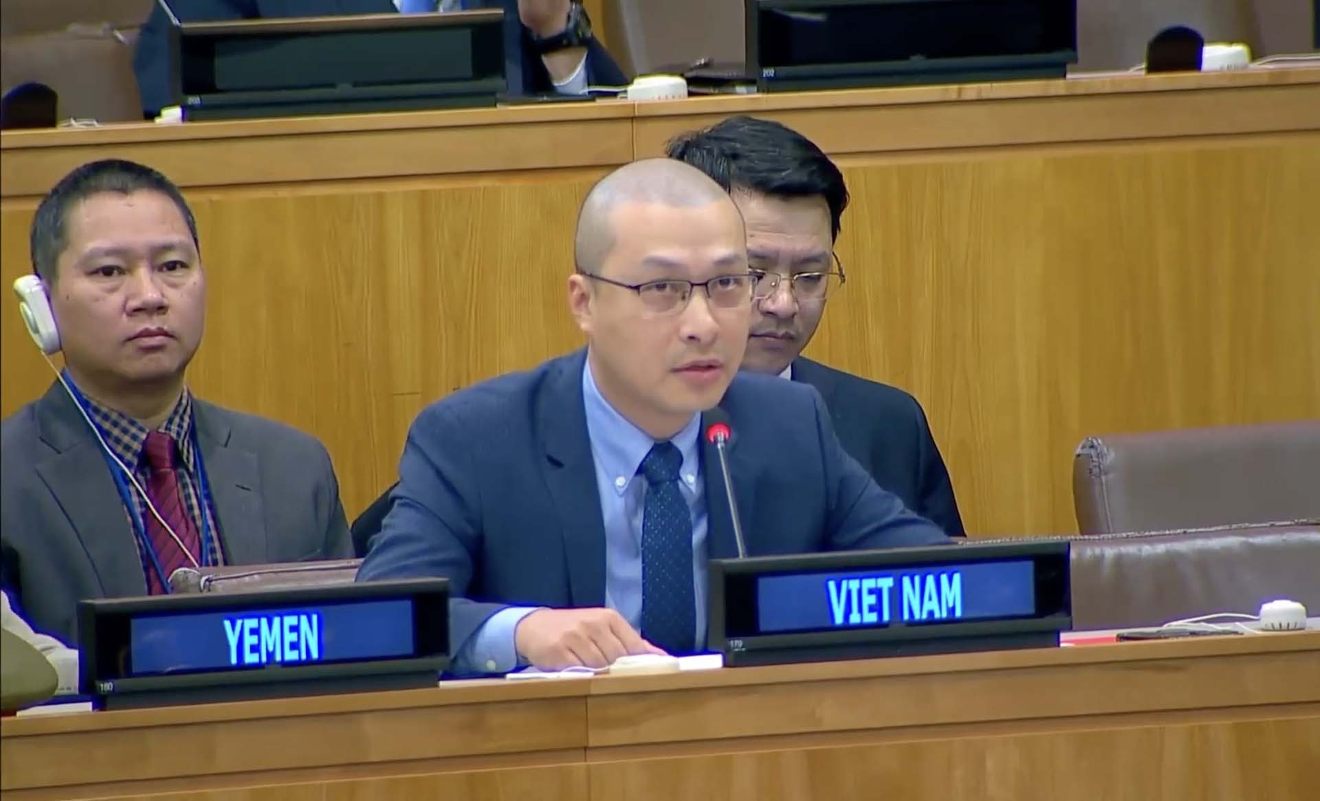 越南常驻联合国代表团副团长阮黄源公使衔参赞。