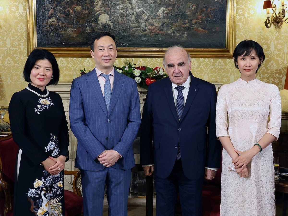 马耳他总统乔治·维拉和越南大使馆的代表。