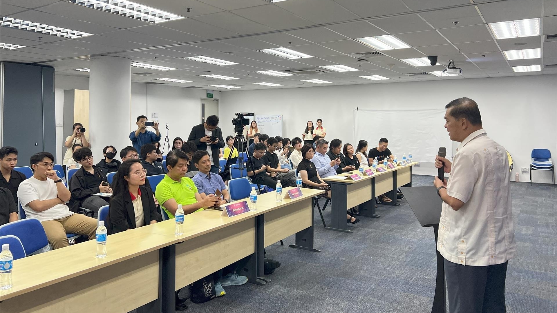 越南大学生积极了解在新加坡的劳动、就业市场