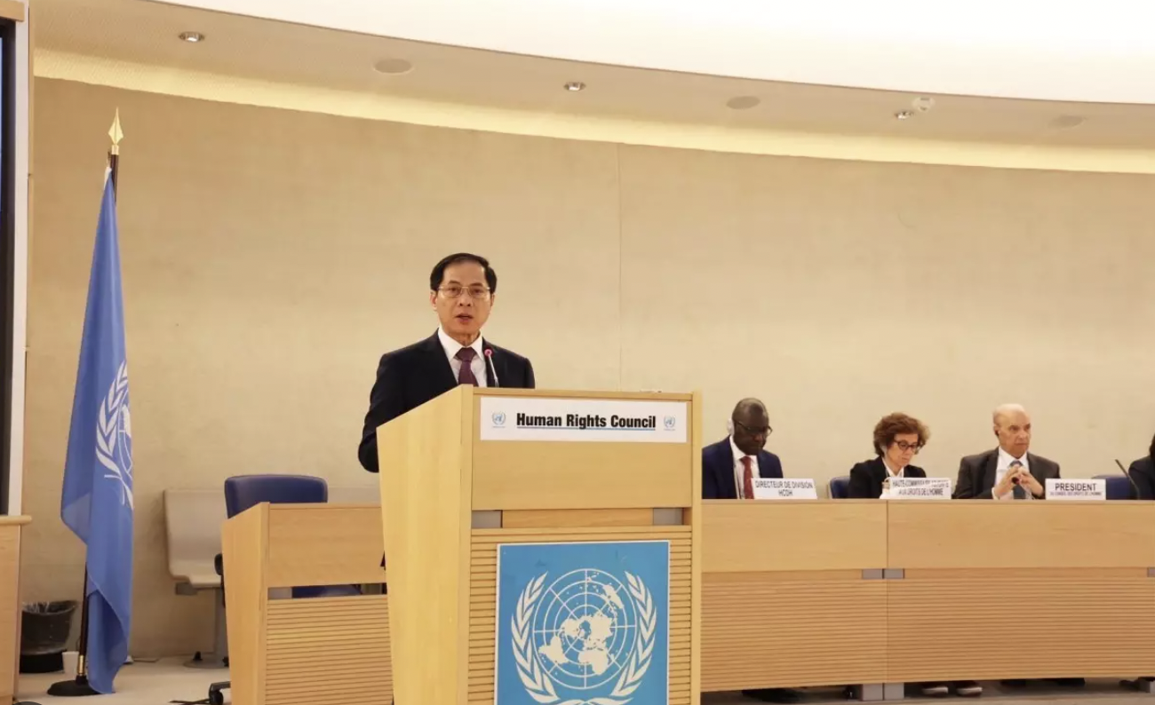 越南外交部长裴青山在联合国人权理事会第55届会议高级别会议上发表讲话。