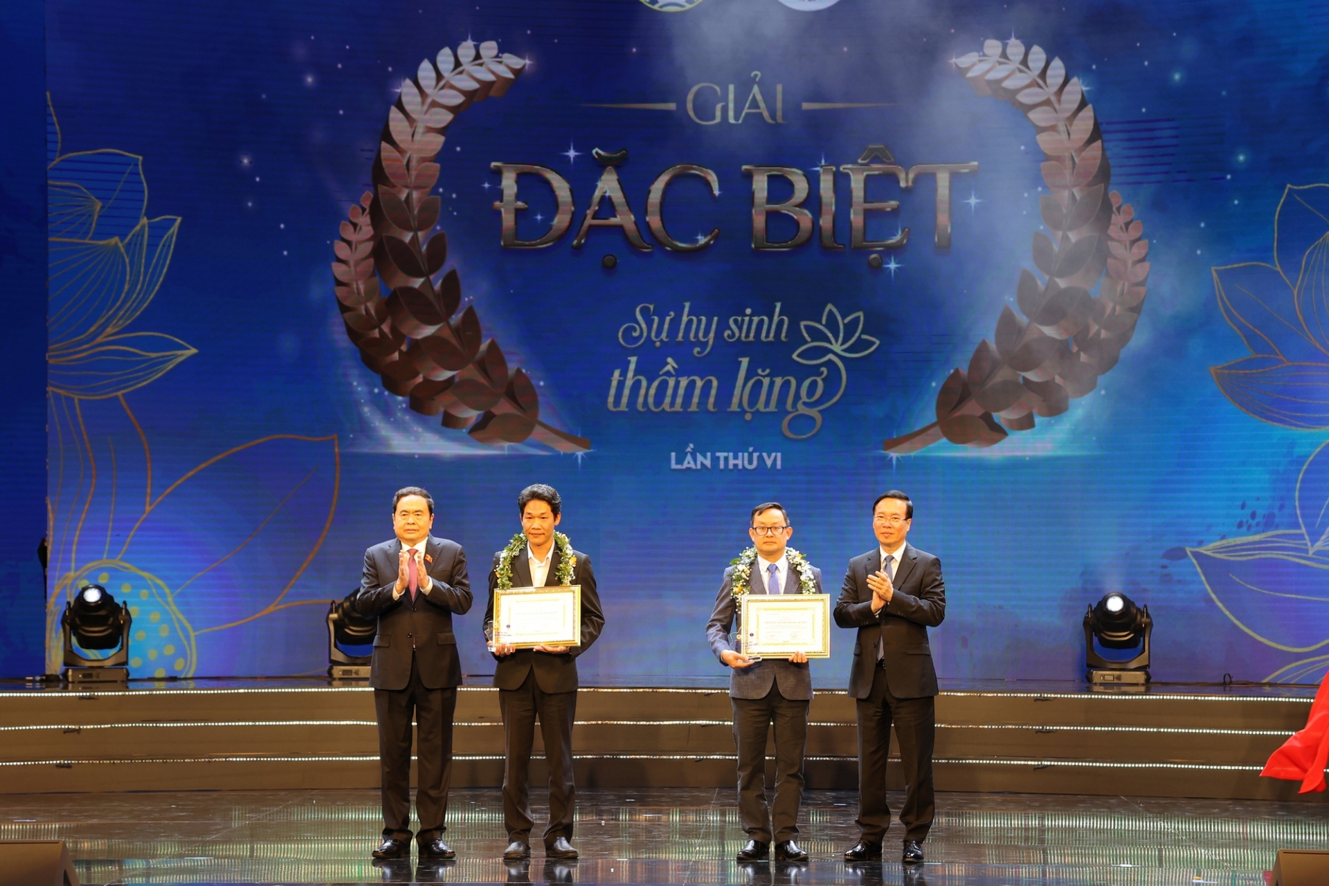  国家主席武文赏和国会常务副主席陈青敏向第六届“默默牺牲”写作比赛特等奖获奖者颁奖。