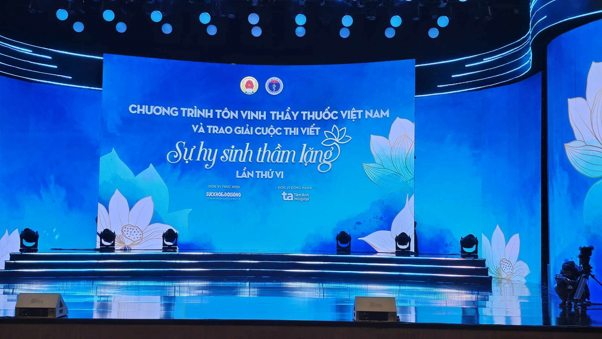 2月26日晚，越南医师表彰大会暨庆祝越南医师节69周年的第六届“默默牺牲”写作比赛总结颁奖仪式在河内还剑湖剧院举行。