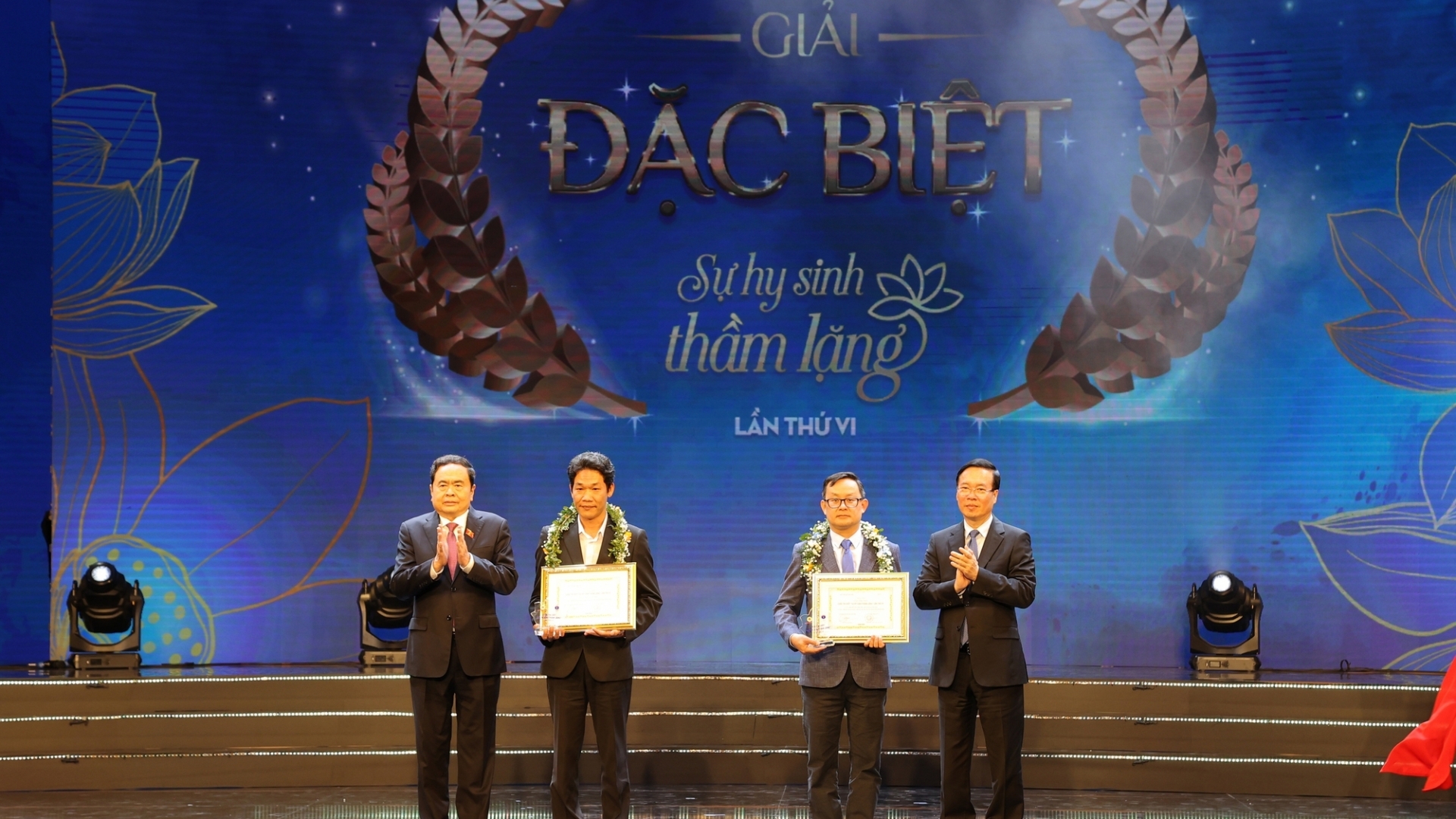越南医师表彰大会暨“默默牺牲”写作比赛总结颁奖仪式