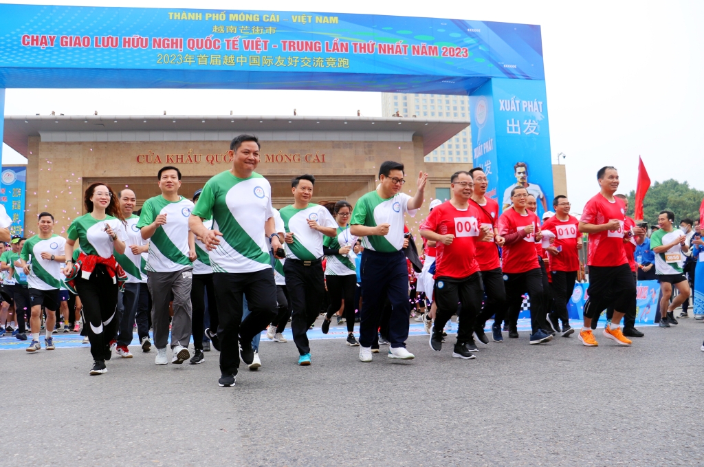 越中国际友好交流竞跑在广宁省举行。