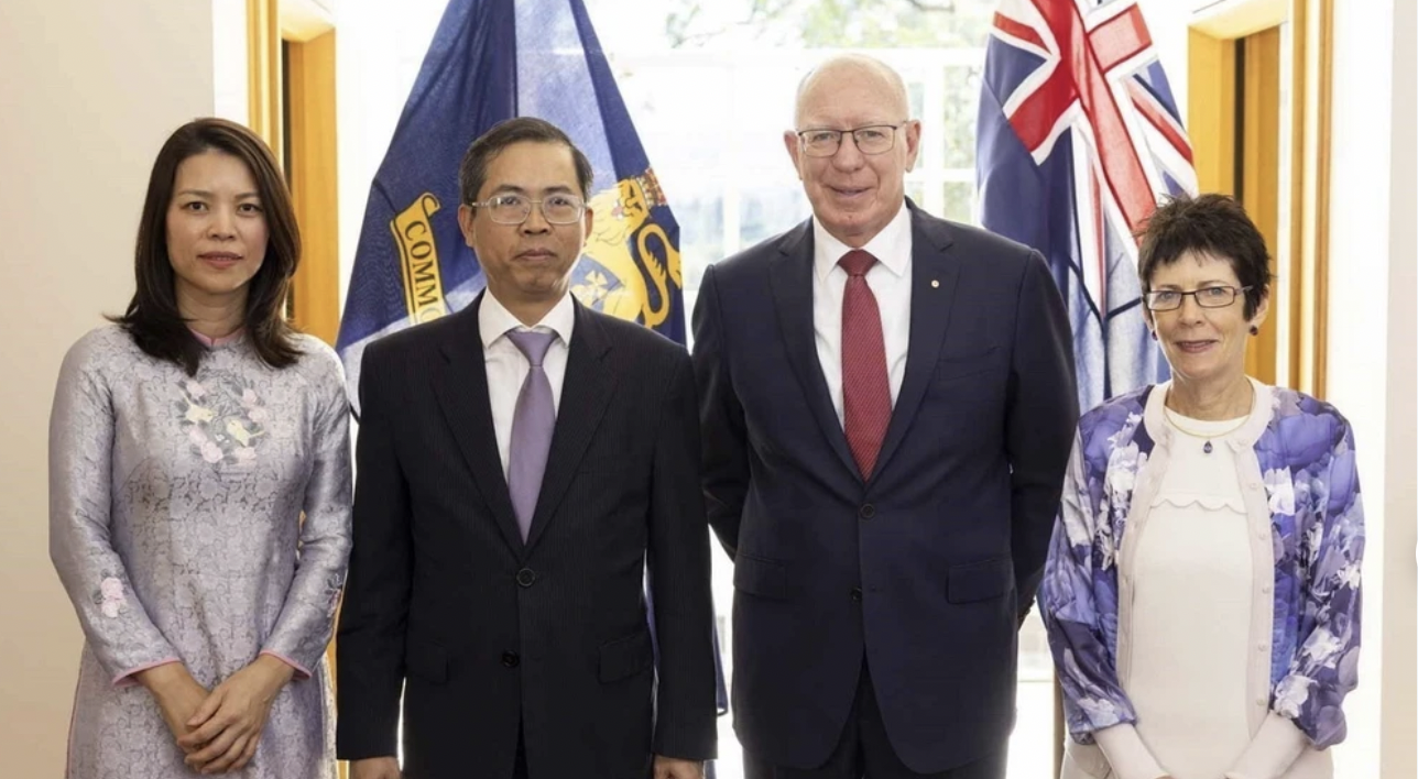 越南驻澳大利亚大使范雄心及夫妇同澳大利亚总督赫尔利及夫妇合影留念。