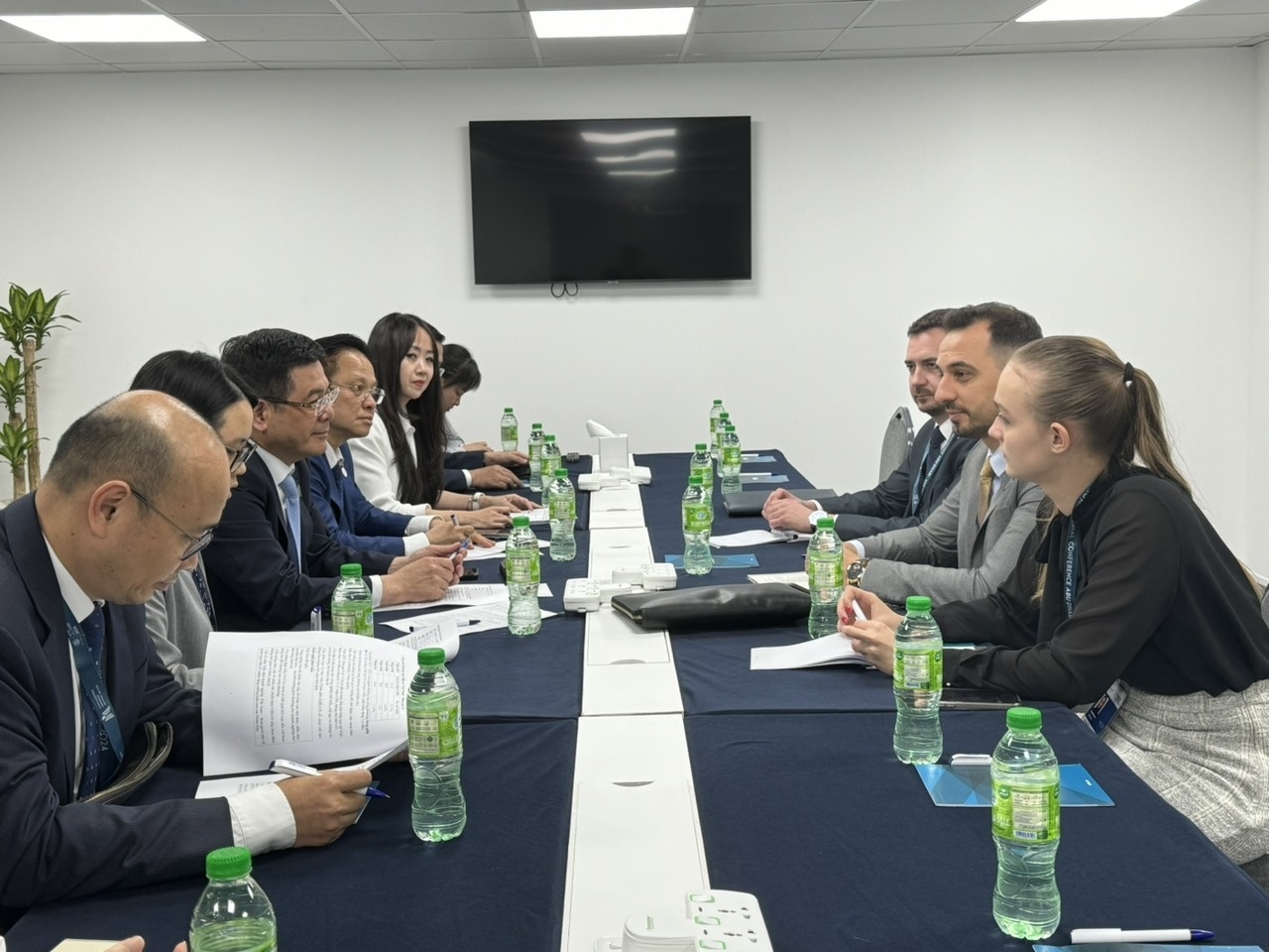 越南工贸部部长阮鸿延会见保加利亚经济和工业部长博格丹·博格丹诺夫。