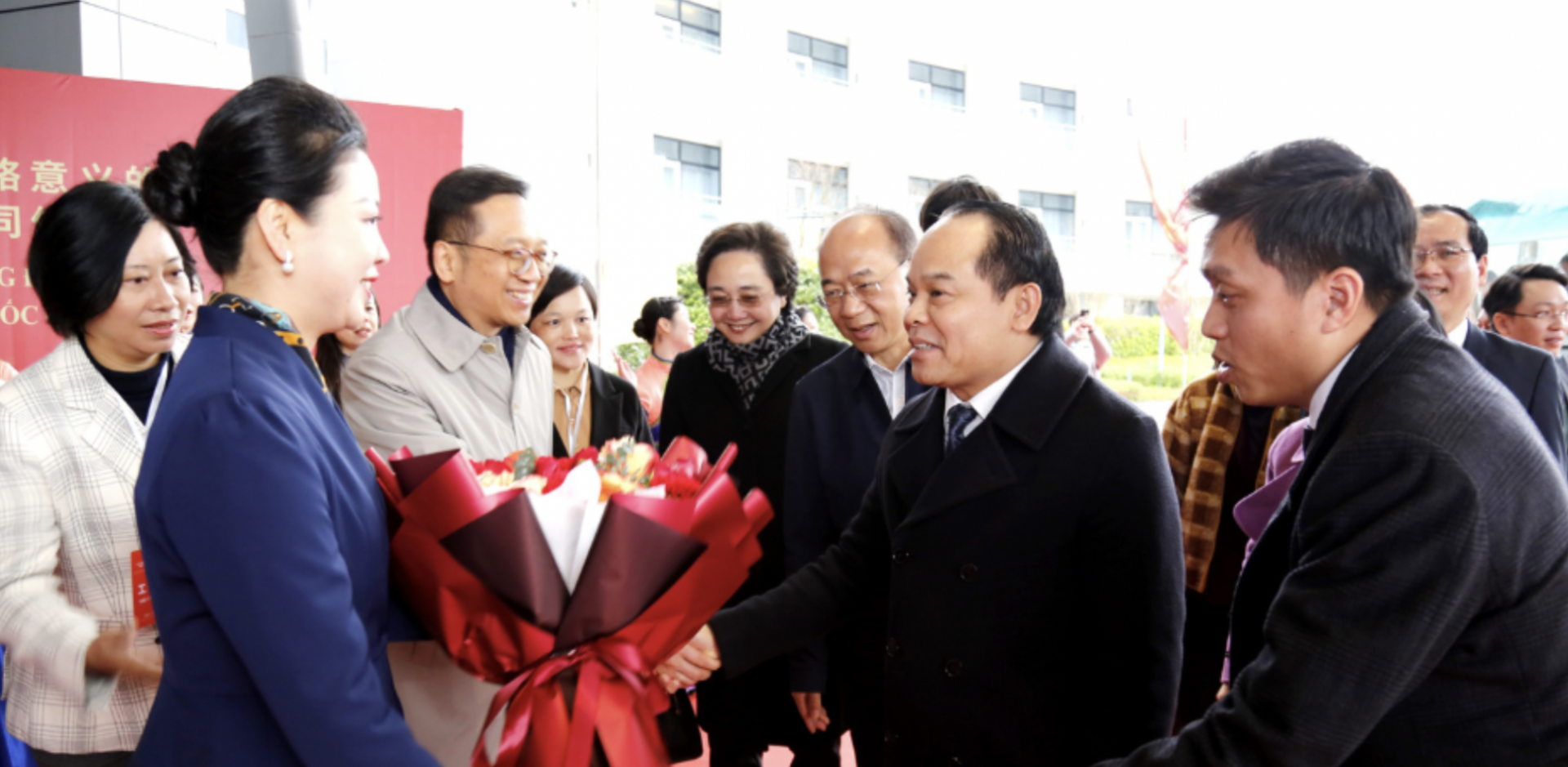 2月27日，以越共中央委员、省委书记阮国团同志为团长的谅山省代表团抵达中国广西北海市。