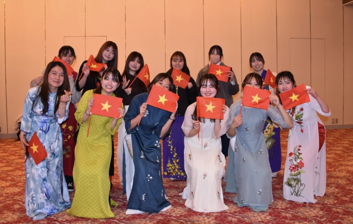 大阪大学越语系大学生。
