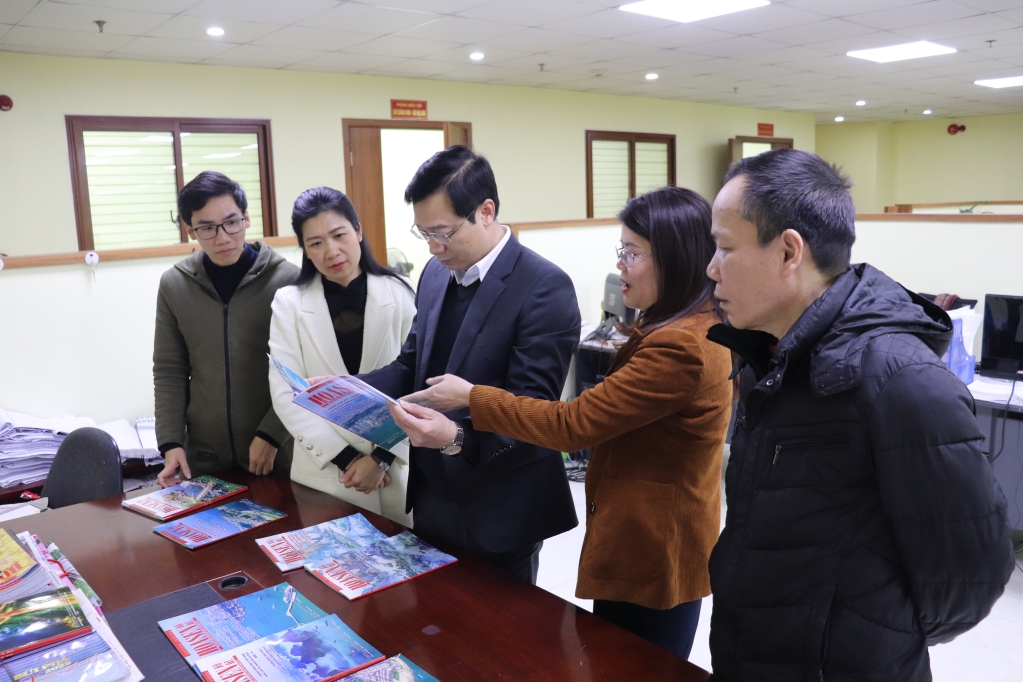 广宁省传媒中心领导检查《荷花》特刊质量