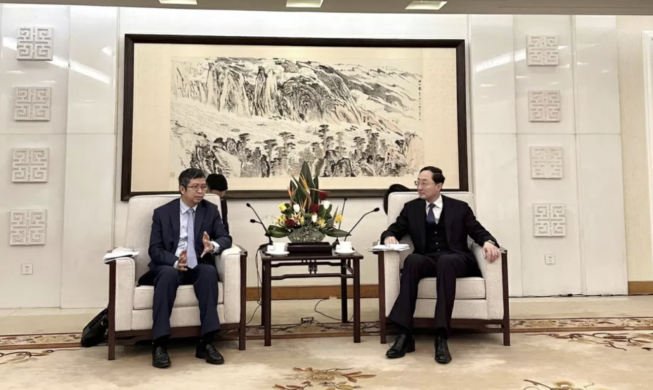越南新任驻华大使范清平强调，要精心组织庆祝越中建交75周年的友好交流活动，在各渠道、各层级、各领域做好2025年越中人文交流年的推进工作，推动双边合作不断走深走实、全面发展，造福两国人民，为维护地区和世界的和平、稳定与发展作出贡献。