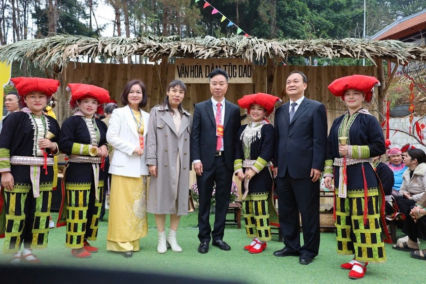 加强文化交流：中国河口县代表团出席老街省上祠庙会