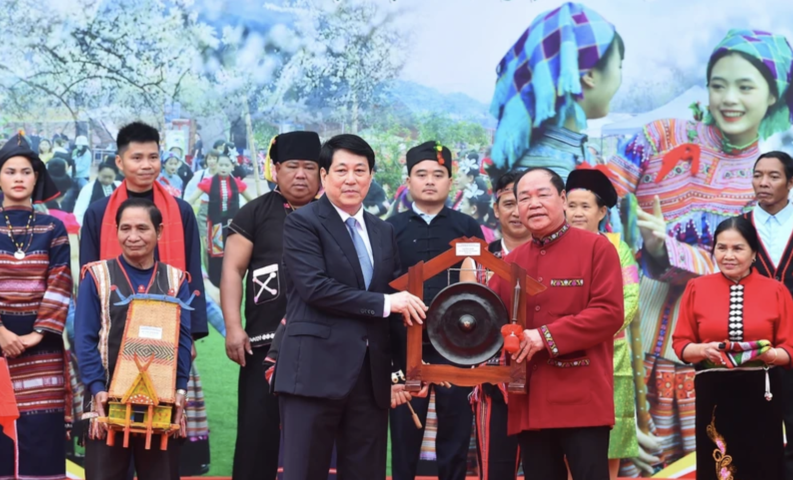 各民族代表向梁强主席赠送传统礼物。