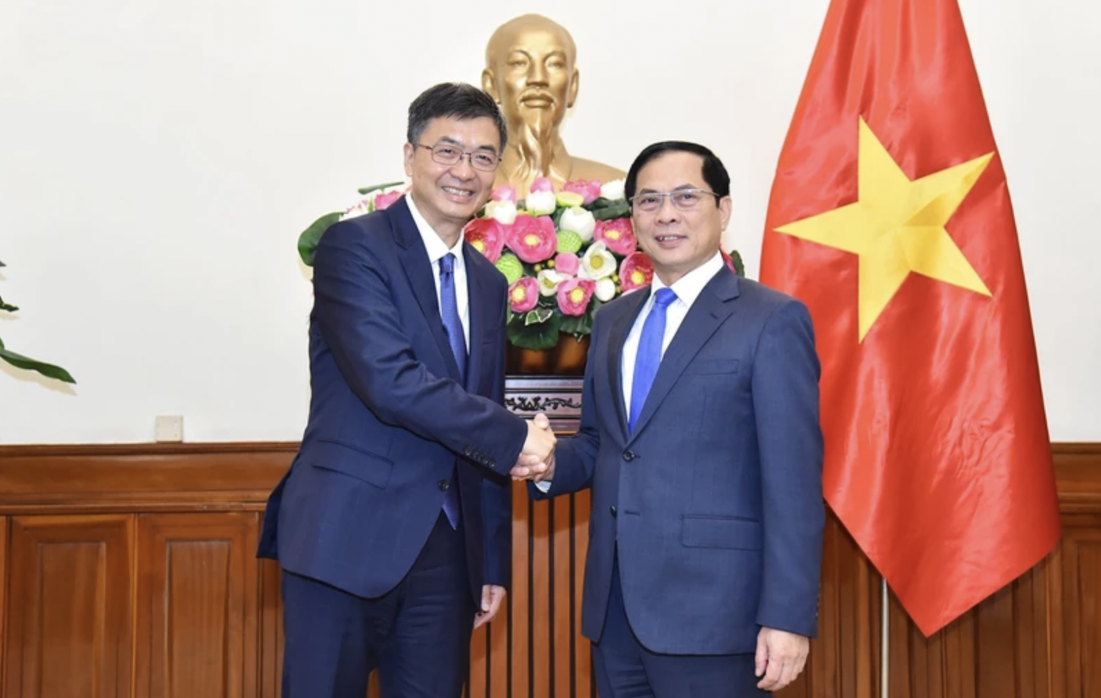 越南政府副总理兼外交部部长裴青山和中国广西壮族自治区党委书记陈刚。