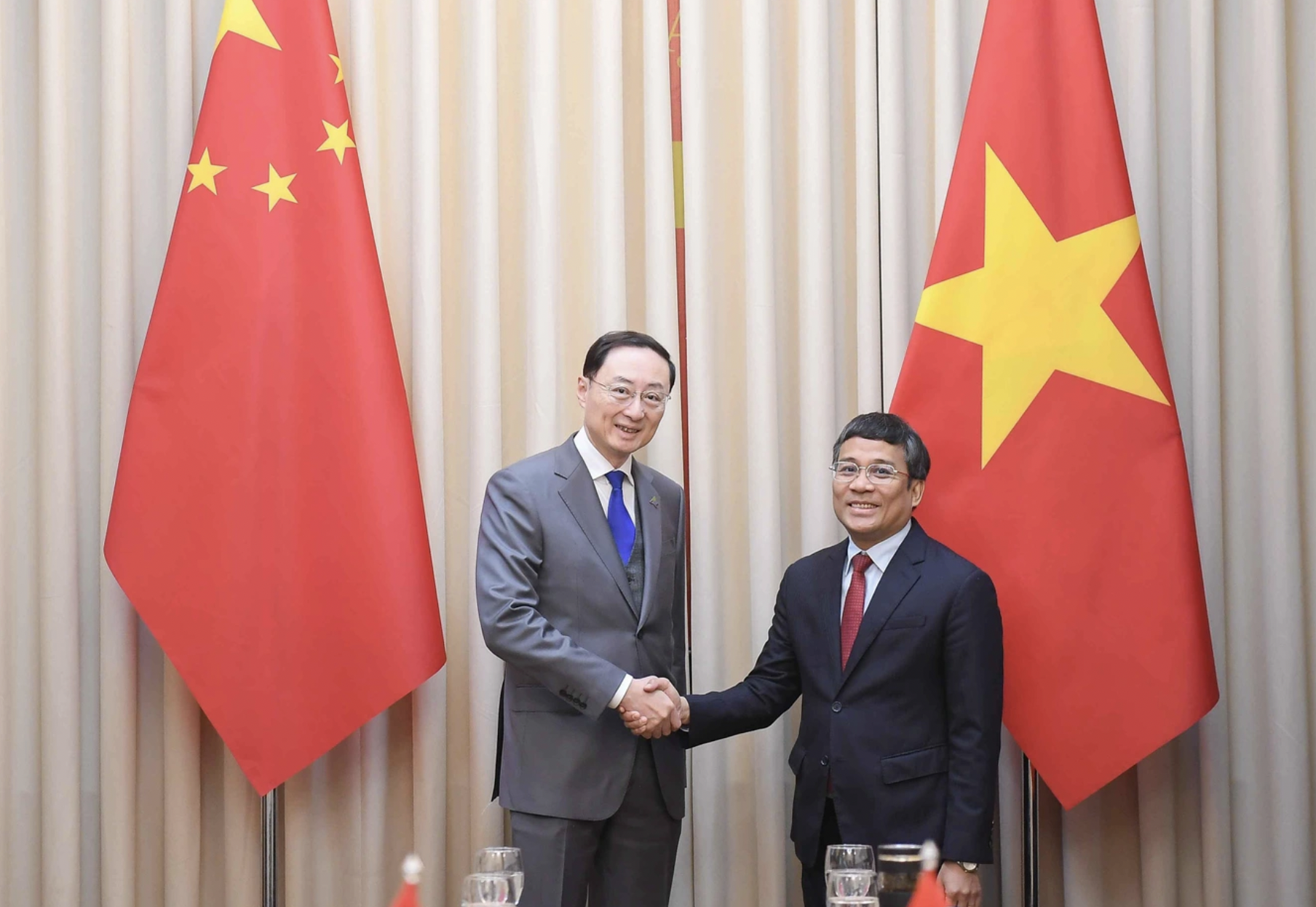 越南外交部常务副部长阮明宇与中国外交部副部长孙卫东。