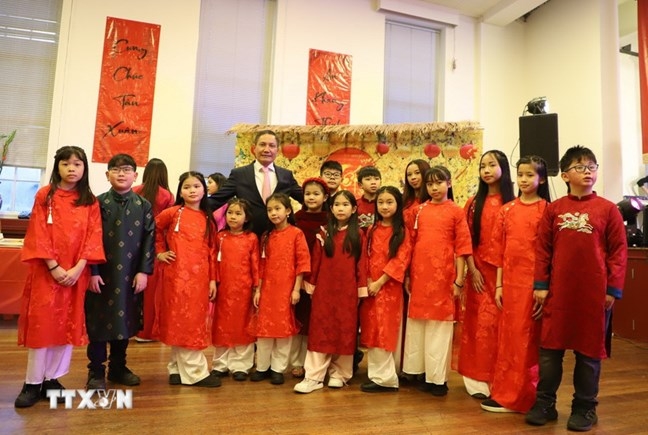 越南驻英国大使杜明雄在2026年“家乡之春”社区春节庆祝活动上发表讲话。（摄影：有进/越通社）