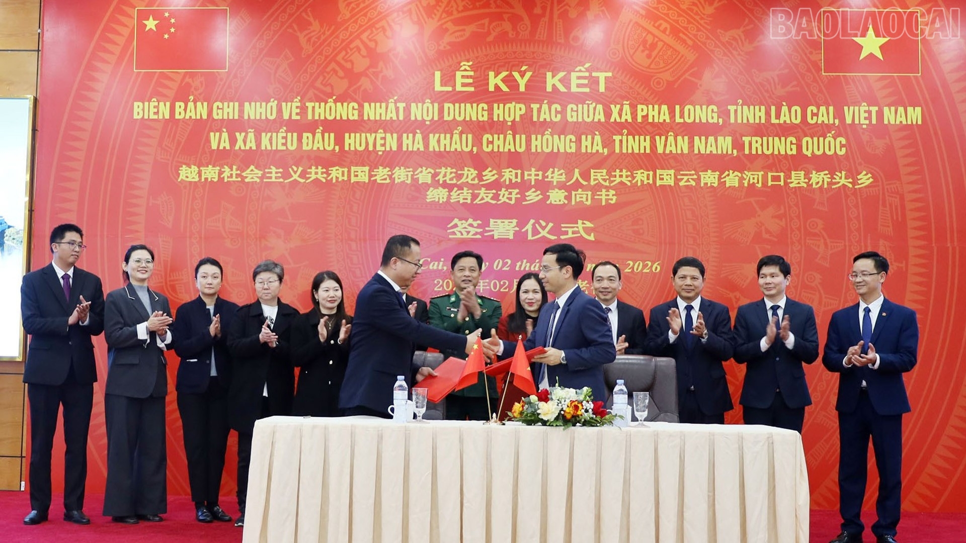 越南老街省花龙乡与中国云南省河口县桥头乡签署合作意向书。 越南老街省花龙乡与中国云南省河口县桥头乡签署合作意向书。