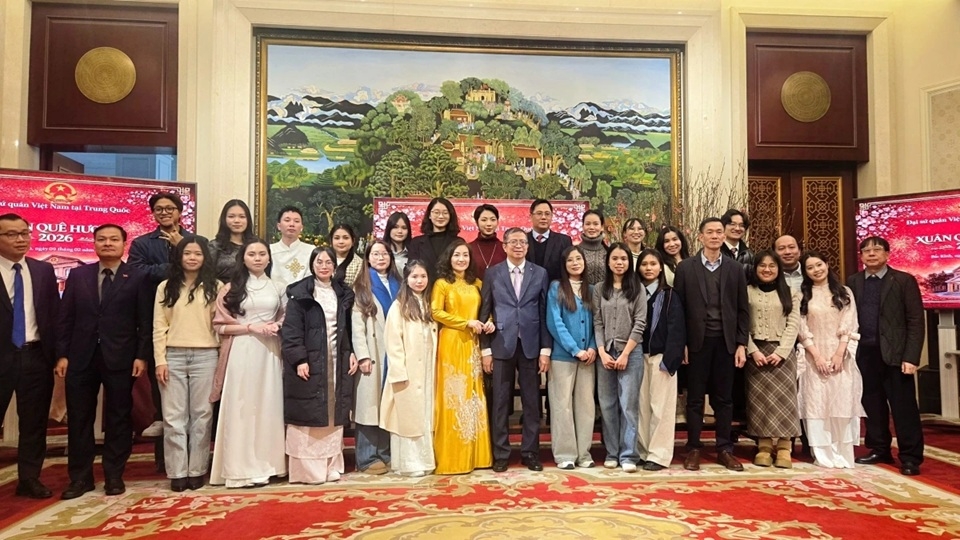 侨胞们与越南驻中国大使及使馆干部合影留念