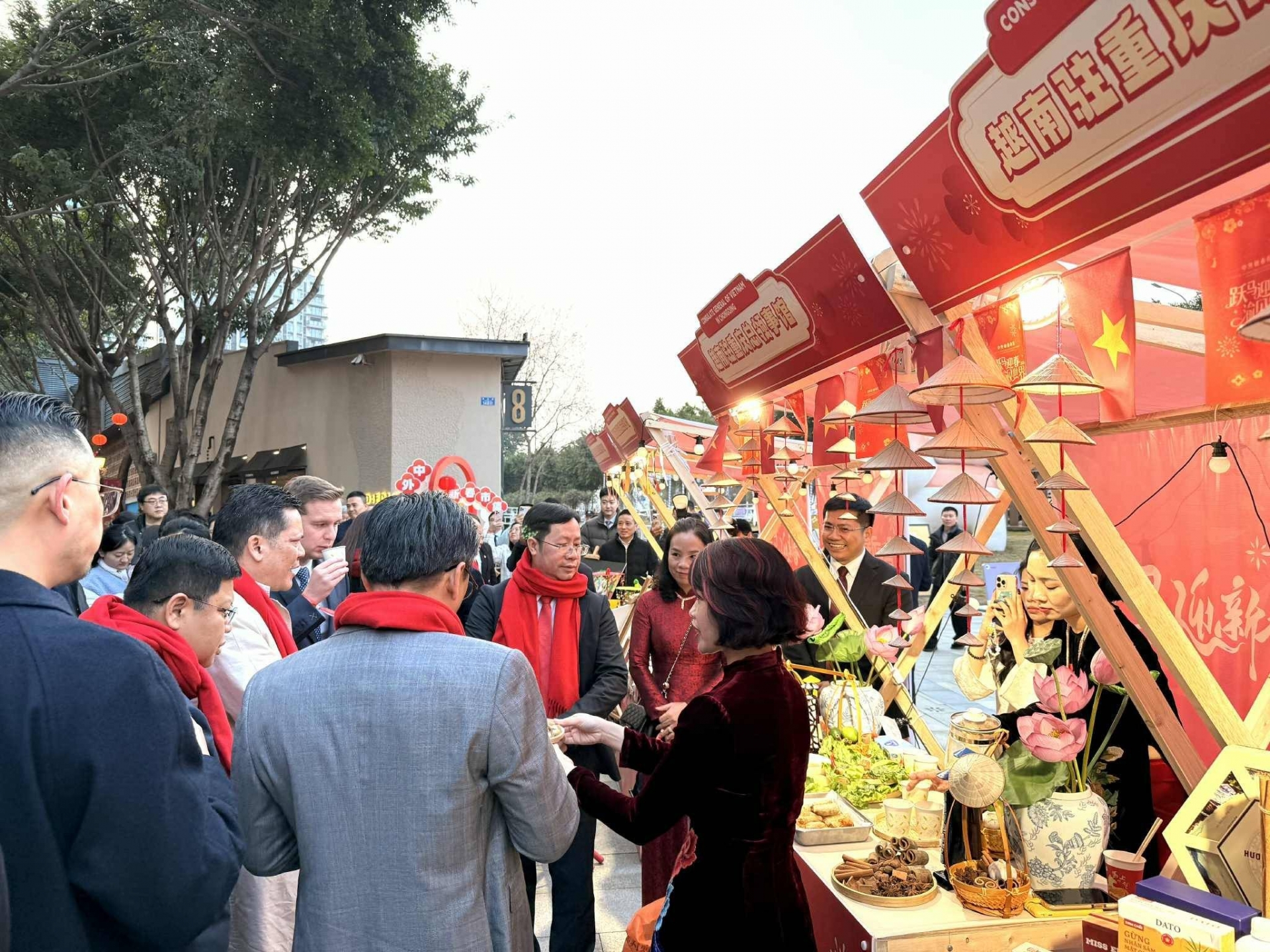 越南展位吸引了众多中国和国际友人。