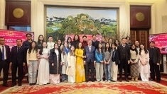 在各国迎接‘家乡之春’：处处春意盎然，同心向往祖国