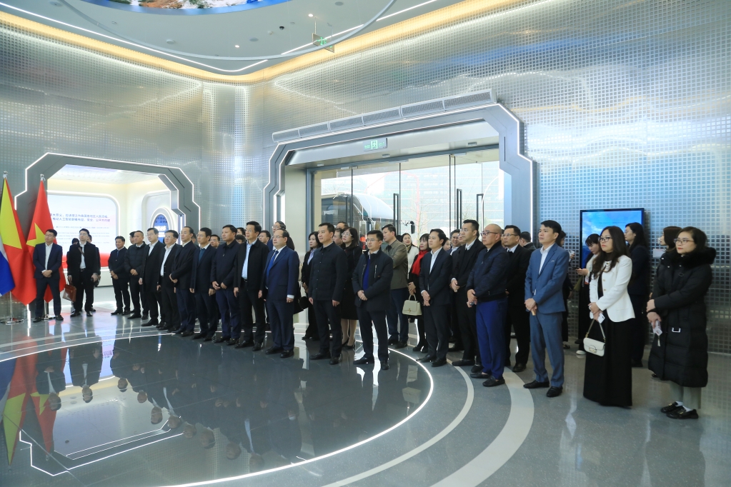 越南广宁省代表团参观考察中国—东盟人工智能应用合作中心