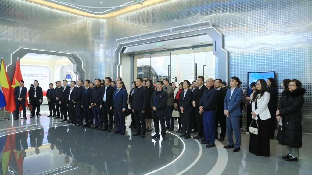 越南广宁省代表团参观考察中国—东盟人工智能应用合作中心