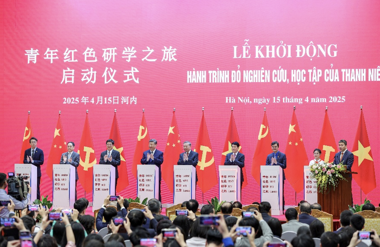 苏林总书记、梁强主席与中共中央总书记、国家主席习近平及各位代表于2025年4月15日在越南河内执行“青年研究与学习红色之旅”启动仪式。——(摄影:丁和) 苏林总书记、梁强主席与中共中央总书记、国家主席习近平及各位代表于2025年4月15日在越南河内执行“青年研究与学习红色之旅”启动仪式。——(摄影:丁和)