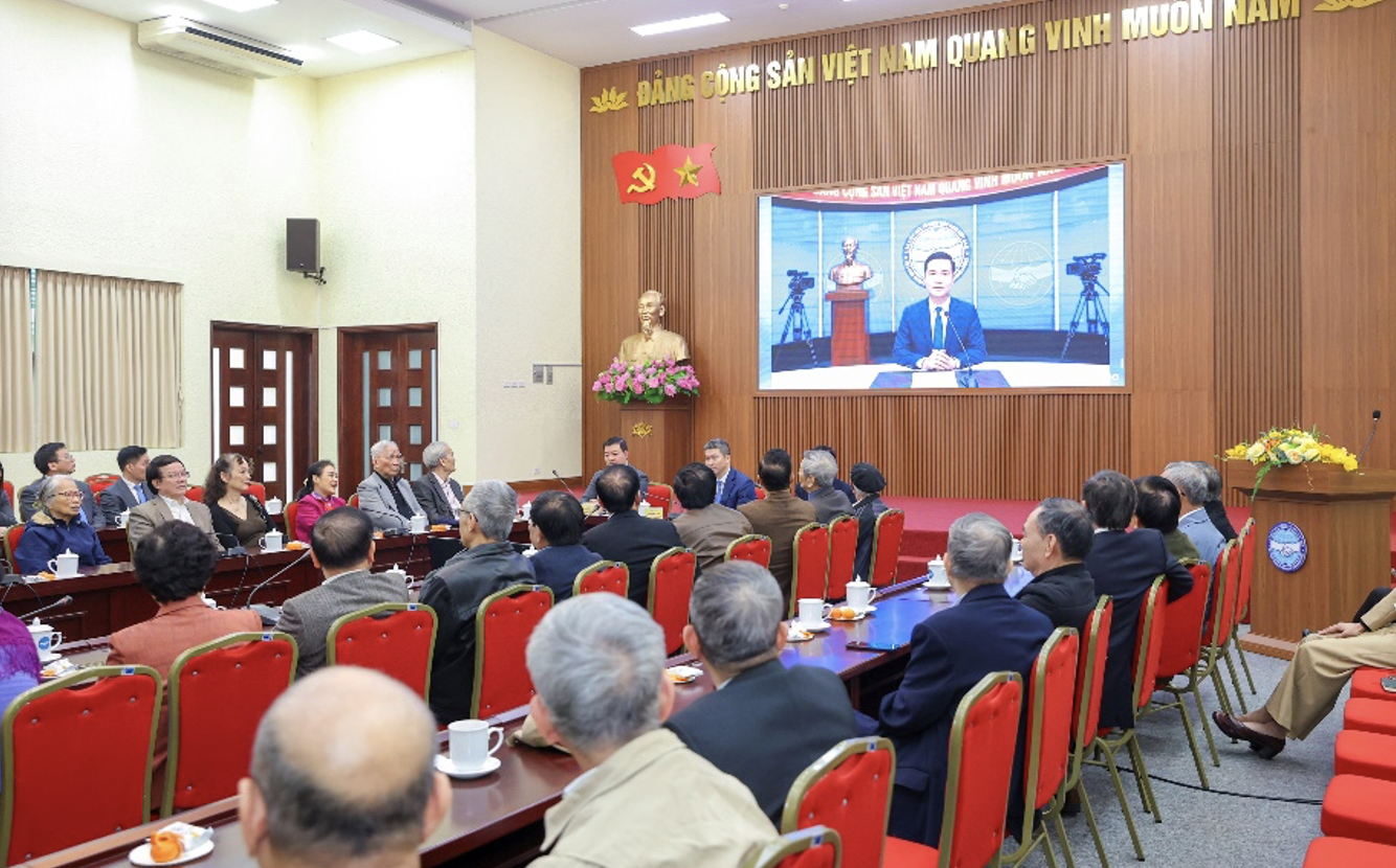 越南友好组织联合会历届领导、原领导和干部观看2025年工作总结视频短片,其中包括人工智能应用。——(摄影:丁和) 越南友好组织联合会历届领导、原领导和干部观看2025年工作总结视频短片,其中包括人工智能应用。——(摄影:丁和)