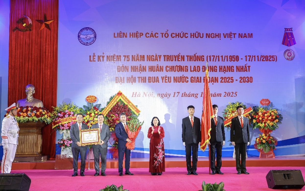 裴氏明怀(Bùi Thị Minh Hoài)女士,越共中央政治局委员、中央书记处书记、越南祖国阵线及中央各团体党委书记、越南祖国阵线中央委员会主席,代表党和国家领导向越南友好组织联合会颁发一等劳动勋章,2025年11月17日于越南河内。——(摄影:丁和) 裴氏明怀(Bùi Thị Minh Hoài)女士,越共中央政治局委员、中央书记处书记、越南祖国阵线及中央各团体党委书记、越南祖国阵线中央委员会主席,代表党和国家领导向越南友好组织联合会颁发一等劳动勋章,2025年11月17日于越南河内。——(摄影:丁和)