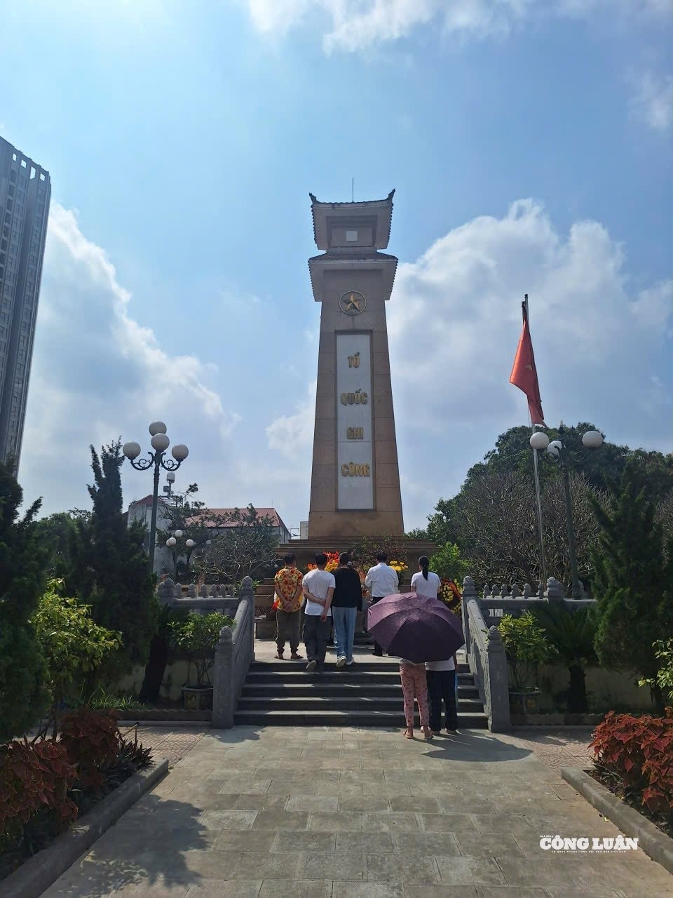 尽管是旧年的最后一天,许多家庭仍抽出时间去墓地上香,“请祖先回家过年”。图片:HK 尽管是旧年的最后一天,许多家庭仍抽出时间去墓地上香,“请祖先回家过年”。图片:HK