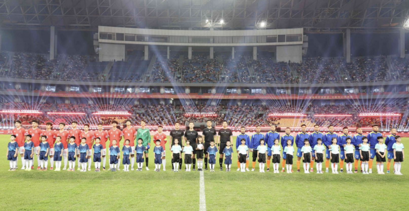 广宁省足球队与广西壮族自治区足球队进行决赛。