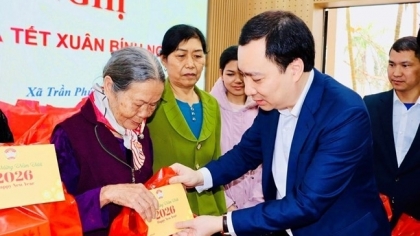 越南海防市：分享春节温暖，走进陈富社困难家庭