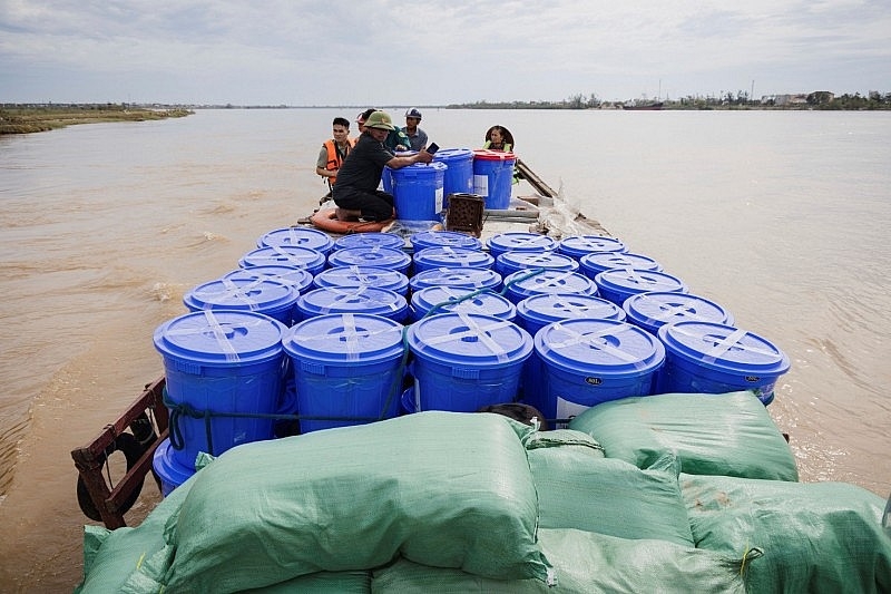 撒玛利亚救援会（Samaritan’s Purse）在第10号台风“博罗依”（Bualoi）过后，向越南河静省一个岛屿上受灾的社区运送救助物资。