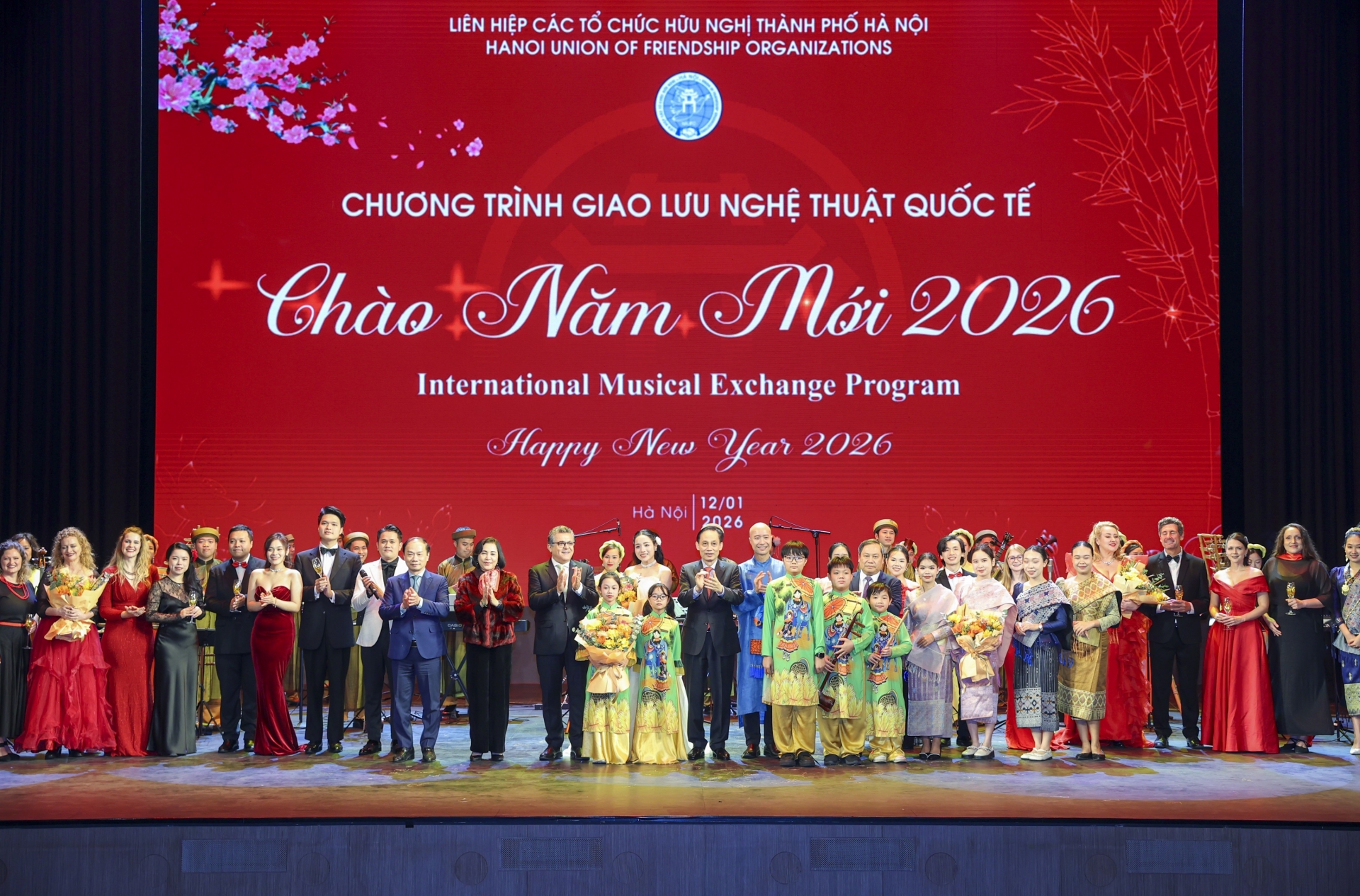由河内市友好组织联合会于2026年1月12日在越南河内举办的“2026年国际艺术交流联欢会”。（摄影：丁和）