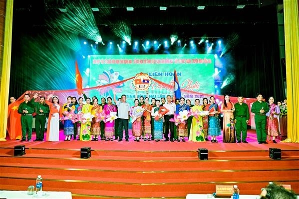 由越南同奈省友好组织联合会举办的“2025年第六届同奈省友谊旋律”联欢会。(摄影:越南同奈省友好组织联合会) 由越南同奈省友好组织联合会举办的“2025年第六届同奈省友谊旋律”联欢会。(摄影:越南同奈省友好组织联合会)