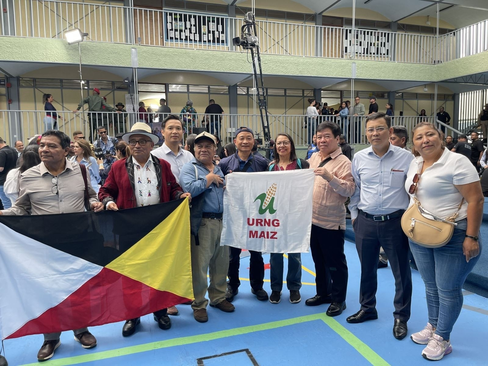 越南友好组织联合会与越南—委内瑞拉友好协会代表团于2025年5月访问委内瑞拉首都加拉加斯的一个投票站。（图片来源：越南友好组织联合会）