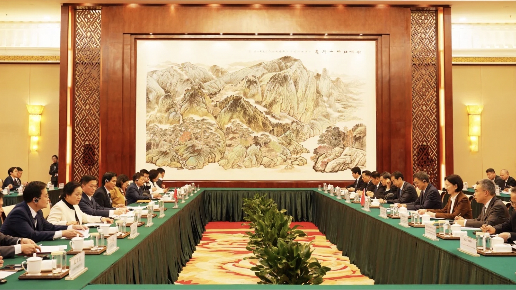 越南谅山省委书记与中国广西壮族自治区党委书记举行会谈