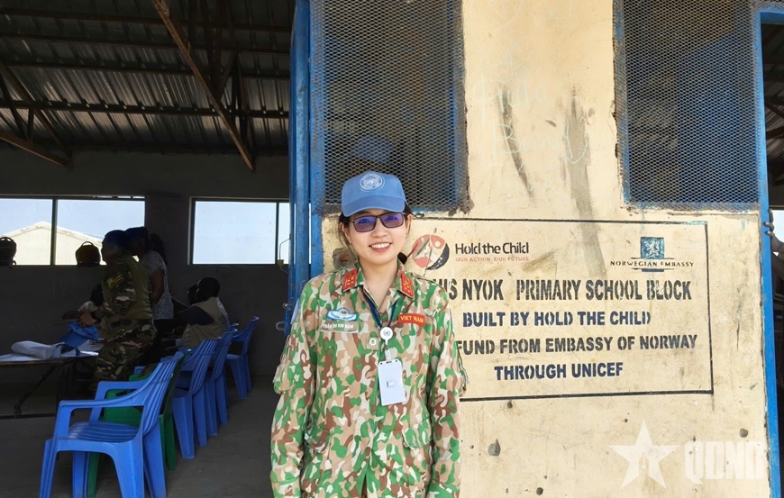 越南第九军区121军医院药剂师、专业军人陈氏金恒少校在阿卜耶伊各小学向妇女和儿童宣传反暴力与反性侵害。