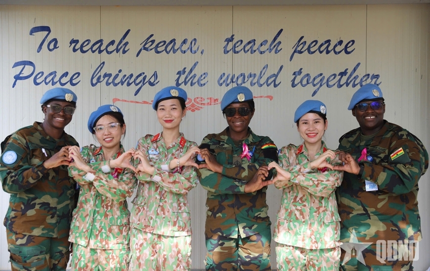 陈氏金恒少校（戴眼镜者）与同事们合影。